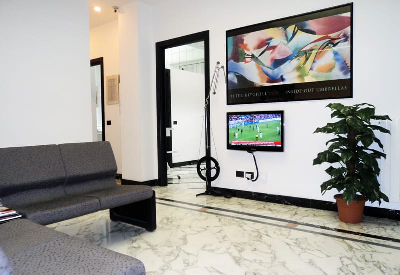Sala d'attesa dello Studio Piaggio con arredamento contemporaneo